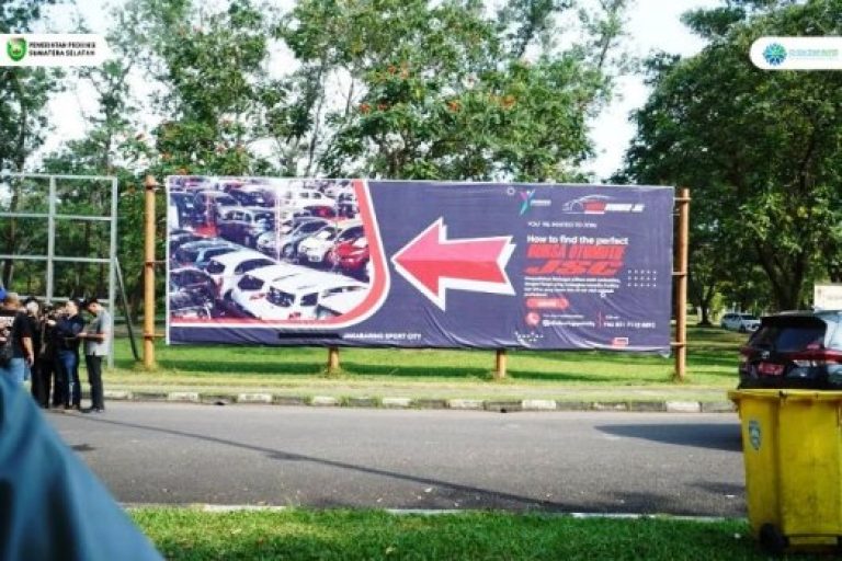 Gubernur Provinsi Sumatera Selatan (Sumsel), Herman Deru, secara langsung memantau progres kesiapan arena grass track di Jakabaring Sport City (JSC) Palembang, pada hari Jum'at, tanggal 20 Juni 2025. (BEKISARMEDIA.ID/SIKUMBANG)