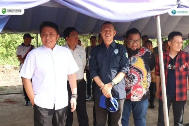 Gubernur Provinsi Sumatera Selatan (Sumsel), Herman Deru, secara langsung memantau progres kesiapan arena grass track di Jakabaring Sport City (JSC) Palembang, pada hari Jum'at, tanggal 20 Juni 2025. (BEKISARMEDIA.ID/SIKUMBANG)