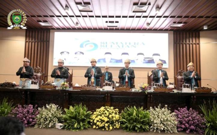 Dewan Perwakilan Rakyat Daerah (DPRD) Provinsi Sumatera Selatan (Sumsel) menggelar sidang paripurna istimewa dalam rangka memperingati Hari Jadi ke-79 Provinsi Sumsel, bertempat di Ruang Rapat Paripurna DPRD Provinsi Sumsel Jalan Kapten A. Rivai No.1, Lorok Pakjo, Kecamatan Ilir Barat I, Kota Palembang, pada hari Kamis, tanggal 15 Mei 2025. (BEKISARMEDIA.ID/SIKUMBANG)