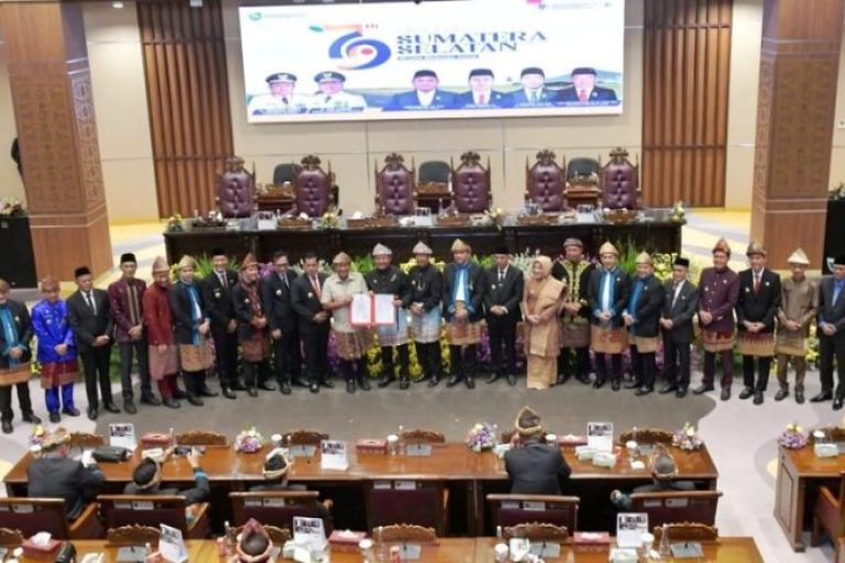 Dewan Perwakilan Rakyat Daerah (DPRD) Provinsi Sumatera Selatan (Sumsel) menggelar sidang paripurna istimewa dalam rangka memperingati Hari Jadi ke-79 Provinsi Sumsel, bertempat di Ruang Rapat Paripurna DPRD Provinsi Sumsel Jalan Kapten A. Rivai No.1, Lorok Pakjo, Kecamatan Ilir Barat I, Kota Palembang, pada hari Kamis, tanggal 15 Mei 2025. (BEKISARMEDIA.ID/SIKUMBANG)