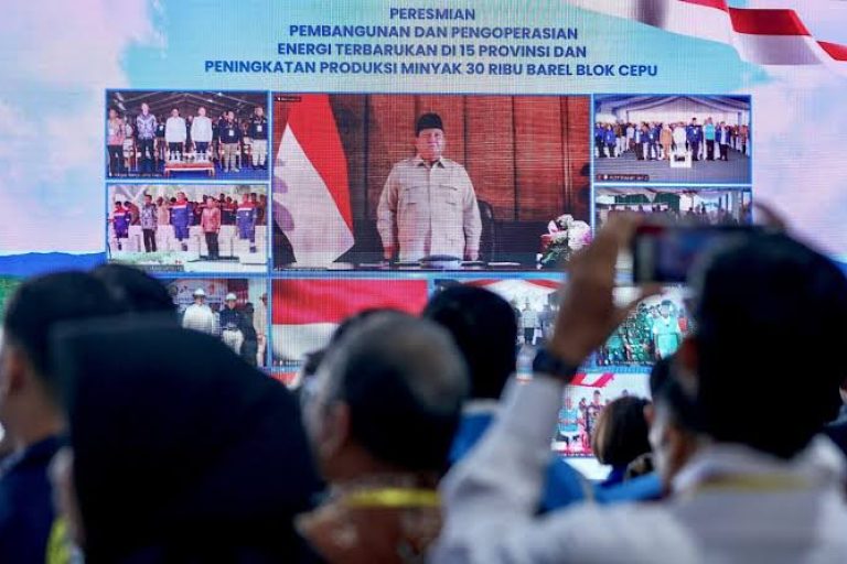 Presiden Republik Indonesia, Prabowo Subianto, meresmikan secara hybrid pengoperasian dan pembangunan energi terbarukan di 15 provinsi, peningkatan produksi minyak sebesar 30 ribu barel dari Blok Cepu, serta peletakan batu pertama lima pembangkit listrik tenaga panas bumi (PLTP), pada Kamis, 26 Juni 2025. (foto: BPMI Setpres)