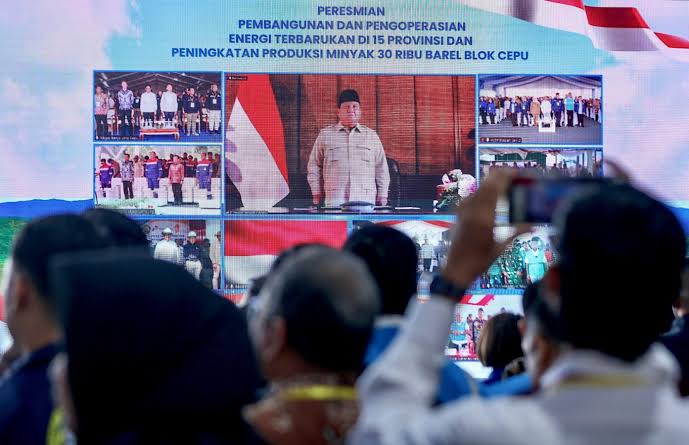 Presiden Republik Indonesia, Prabowo Subianto, meresmikan secara hybrid pengoperasian dan pembangunan energi terbarukan di 15 provinsi, peningkatan produksi minyak sebesar 30 ribu barel dari Blok Cepu, serta peletakan batu pertama lima pembangkit listrik tenaga panas bumi (PLTP), pada Kamis, 26 Juni 2025. (foto: BPMI Setpres)