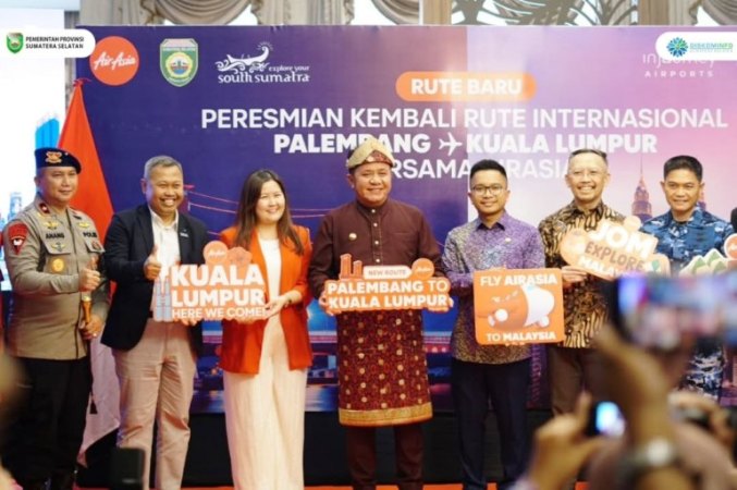 Gubernur Provinsi Sumatera Selatan (Sumsel), Herman Deru, secara meresmikan pembukaan kembali rute Palembang ke Kuala Lumpur dan sebaliknya, bersama maskapai AirAsia, dalam sebuah seremoni di Gedung VIP Room Bandara SMB II Palembang, pada hari Selasa, tanggal 17 Juni 2025. (BEKISARMEDIA.ID/SIKUMBANG)