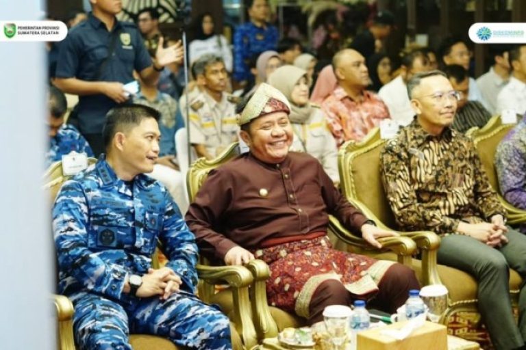 Gubernur Provinsi Sumatera Selatan (Sumsel), Herman Deru, secara meresmikan pembukaan kembali rute Palembang ke Kuala Lumpur dan sebaliknya, bersama maskapai AirAsia, dalam sebuah seremoni di Gedung VIP Room Bandara SMB II Palembang, pada hari Selasa, tanggal 17 Juni 2025. (BEKISARMEDIA.ID/SIKUMBANG)