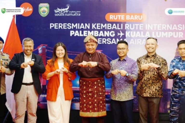 Gubernur Provinsi Sumatera Selatan (Sumsel), Herman Deru, secara meresmikan pembukaan kembali rute Palembang ke Kuala Lumpur dan sebaliknya, bersama maskapai AirAsia, dalam sebuah seremoni di Gedung VIP Room Bandara SMB II Palembang, pada hari Selasa, tanggal 17 Juni 2025. (BEKISARMEDIA.ID/SIKUMBANG)