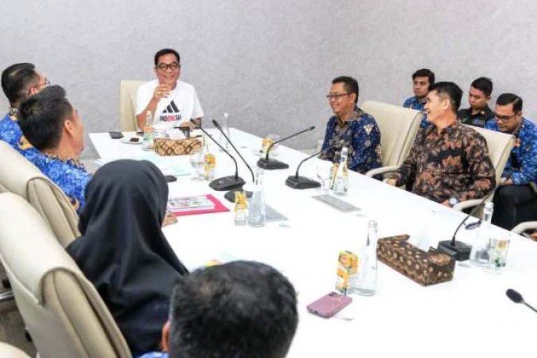 Bupati Muba, M. Toha, saat menerima audiensi perwakilan perusahaan yang tergabung dalam Komite Pembangunan CSR Kecamatan Sungai Lilin, di Guest House Griya Bumi Serasan Sekate, pada hari Selasa, tanggal 17 Juni 2025. (BEKISARMEDIA.ID/APRIZAL)