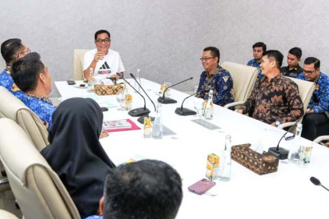 Bupati Muba, M. Toha, saat menerima audiensi perwakilan perusahaan yang tergabung dalam Komite Pembangunan CSR Kecamatan Sungai Lilin, di Guest House Griya Bumi Serasan Sekate, pada hari Selasa, tanggal 17 Juni 2025. (BEKISARMEDIA.ID/APRIZAL)