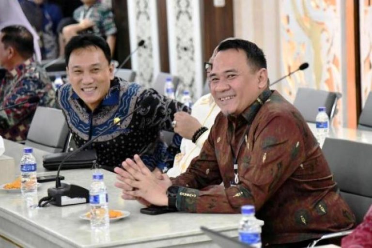 Ketua dan anggota Dewan Perwakilan Rakyat Daerah (DPRD) Provinsi Sumatera Selatan (Sumsel) dan Sekretaris DPRD Sumsel, menghadiri Musyawarah Nasional (Munas) 1 Asosiasi DPRD Provinsi Seluruh Indonesia (ADPSI) dan Asosiasi Sekretaris DPRD Seluruh Indonesia (ASDEPSI) tahun 2025, pada tanggal 6 Mei 2025. (BEKISARMEDIA.ID/SIKUMBANG)