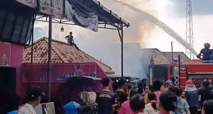 Petugas Pemadam Kebakaran bersama Warga, berhasil memadamkan api yang membakar rumah warga di Desa Tanah Abang, Kecamatan Batang Hari Leko, Kabupaten Musi Banyuasin (Muba), Provinsi Sumatera Selatan. (BEKISARMEDIA.ID/APRIZAL)