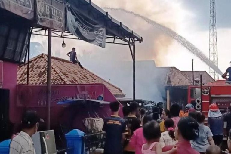 Petugas Pemadam Kebakaran bersama Warga, berhasil memadamkan api yang membakar rumah warga di Desa Tanah Abang, Kecamatan Batang Hari Leko, Kabupaten Musi Banyuasin (Muba), Provinsi Sumatera Selatan. (BEKISARMEDIA.ID/APRIZAL)