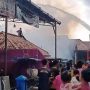Petugas Pemadam Kebakaran bersama Warga, berhasil memadamkan api yang membakar rumah warga di Desa Tanah Abang, Kecamatan Batang Hari Leko, Kabupaten Musi Banyuasin (Muba), Provinsi Sumatera Selatan. (BEKISARMEDIA.ID/APRIZAL)