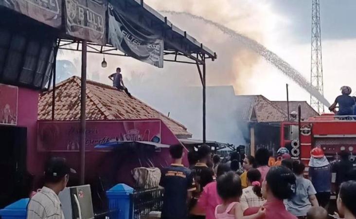 Petugas Pemadam Kebakaran bersama Warga, berhasil memadamkan api yang membakar rumah warga di Desa Tanah Abang, Kecamatan Batang Hari Leko, Kabupaten Musi Banyuasin (Muba), Provinsi Sumatera Selatan. (BEKISARMEDIA.ID/APRIZAL)
