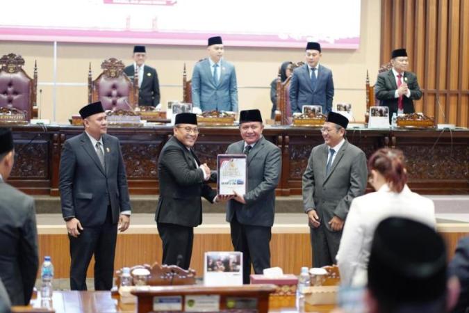 Ketua DPRD Sumsel, Andie Dinialdie, dan didampingi oleh para Wakil Ketua DPRD Sumsel, yakni Raden Gempita, Nopianto, serta Ilyas Panji Alam, memimpin Rapat Paripurna XIV dengan agenda Penyerahan Laporan Hasil Pemeriksaan (LHP) atas Laporan Keuangan Pemerintah Provinsi (Pemprov) Sumsel Tahun Anggaran 2024 (BEKISARMEDIA.ID/SIKUMBANG)