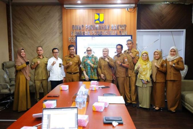 Anggota DPD RI asal Provinsi Sumatera Selatan (Sumsel), Hj. Eva Susanti, melakukan kunjungan kerja ke Kantor Dinas Perumahan Rakyat, Kawasan Permukiman dan Pertanahan (Perkimtan) Kota Palembang. (BEKISARMEDIA.ID/SIKUMBANG)