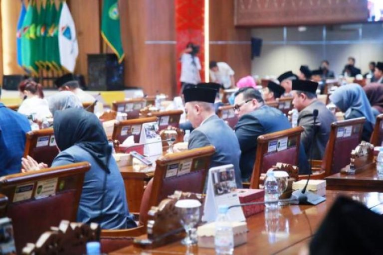 Ketua DPRD Sumsel, Andie Dinialdie, dan didampingi oleh para Wakil Ketua DPRD Sumsel, yakni Raden Gempita, Nopianto, serta Ilyas Panji Alam, memimpin Rapat Paripurna XIV dengan agenda Penyerahan Laporan Hasil Pemeriksaan (LHP) atas Laporan Keuangan Pemerintah Provinsi (Pemprov) Sumsel Tahun Anggaran 2024 (BEKISARMEDIA.ID/SIKUMBANG)