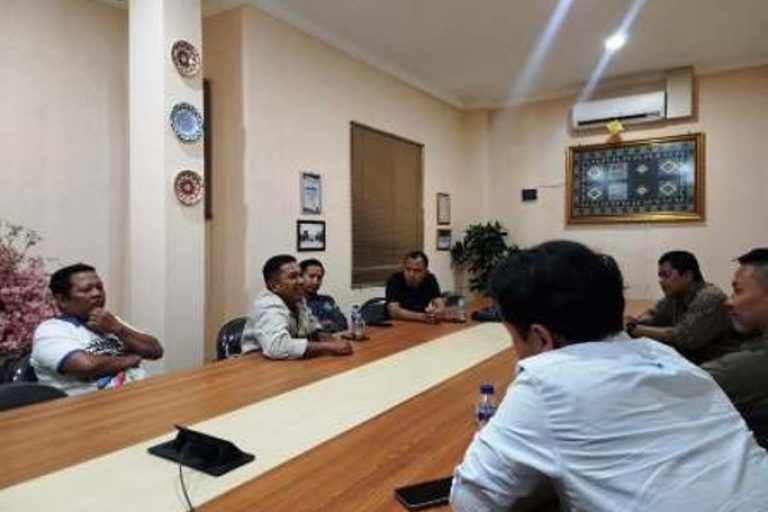 Tim Ditintelkam Polda Sumsel saat berdialog dengan perwakilan pengurus DPD Pro Jurnalismedia Siber Sumsel. (BEKISARMEDIA.ID/SIKUMBANG)