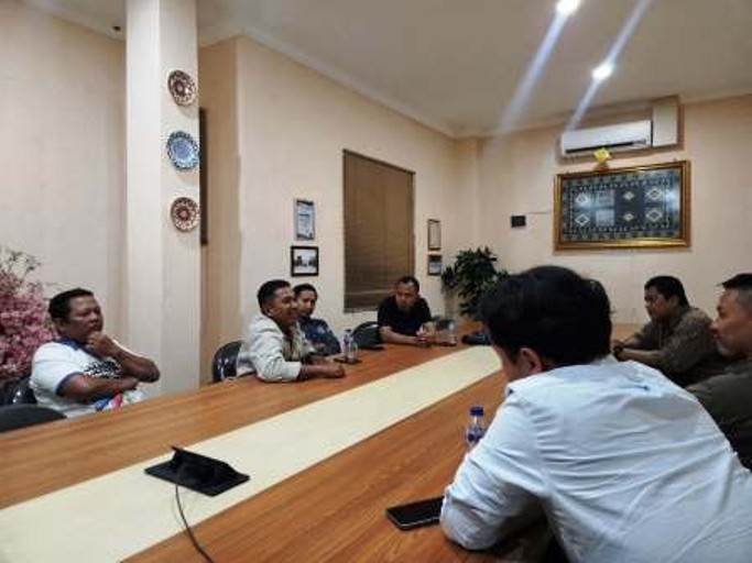Tim Ditintelkam Polda Sumsel saat berdialog dengan perwakilan pengurus DPD Pro Jurnalismedia Siber Sumsel. (BEKISARMEDIA.ID/SIKUMBANG)