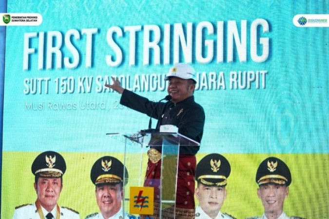 Gubernur Sumsel, Herman Deru, saat menghadiri kegiatan Penarikan Konduktor Pertama (First Stringing) Saluran Udara Tegangan Tinggi (SUTT) 150 kV Sarolangun–Muara Rupit, di Desa Karangwaru, Kecamatan Rupit, Kabupaten Musi Rawas Utara (Muratara), pada hari Senin, tanggal 23 Juni 2025. (BEKISARMEDIA.ID/SIKUMBANG)