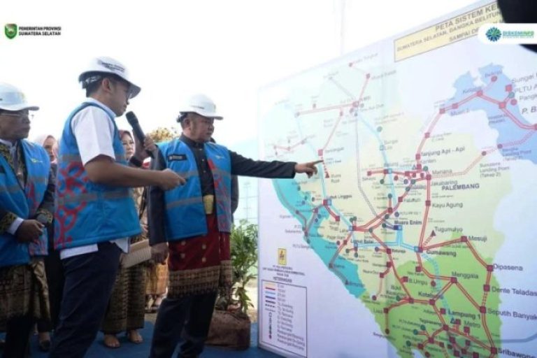 Gubernur Sumsel, Herman Deru, saat menghadiri kegiatan Penarikan Konduktor Pertama (First Stringing) Saluran Udara Tegangan Tinggi (SUTT) 150 kV Sarolangun–Muara Rupit, di Desa Karangwaru, Kecamatan Rupit, Kabupaten Musi Rawas Utara (Muratara), pada hari Senin, tanggal 23 Juni 2025. (BEKISARMEDIA.ID/SIKUMBANG)