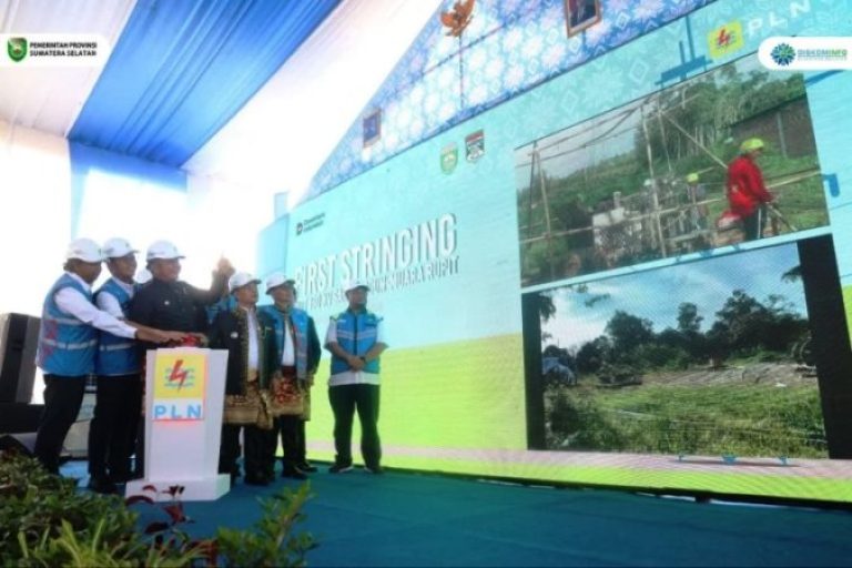 Gubernur Sumsel, Herman Deru, saat menghadiri kegiatan Penarikan Konduktor Pertama (First Stringing) Saluran Udara Tegangan Tinggi (SUTT) 150 kV Sarolangun–Muara Rupit, di Desa Karangwaru, Kecamatan Rupit, Kabupaten Musi Rawas Utara (Muratara), pada hari Senin, tanggal 23 Juni 2025. (BEKISARMEDIA.ID/SIKUMBANG)