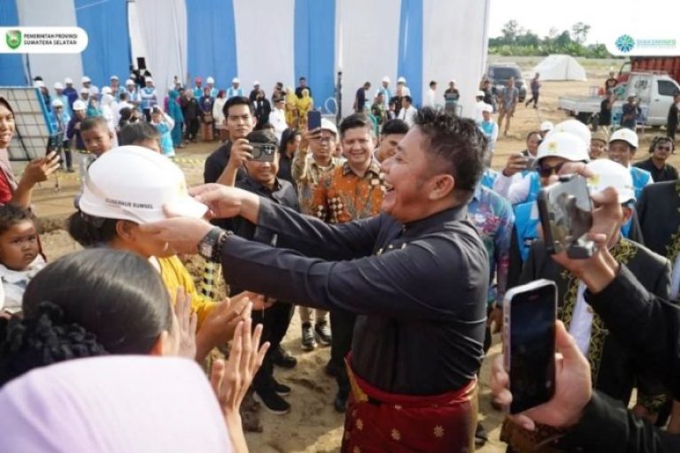 Gubernur Sumsel, Herman Deru, saat menghadiri kegiatan Penarikan Konduktor Pertama (First Stringing) Saluran Udara Tegangan Tinggi (SUTT) 150 kV Sarolangun–Muara Rupit, di Desa Karangwaru, Kecamatan Rupit, Kabupaten Musi Rawas Utara (Muratara), pada hari Senin, tanggal 23 Juni 2025. (BEKISARMEDIA.ID/SIKUMBANG)