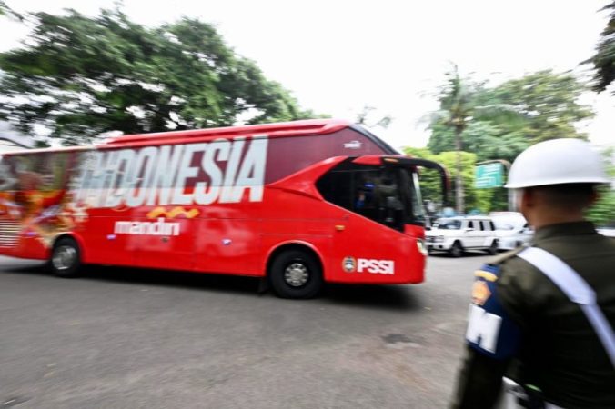 Bus yang membawa pemain Timnas Indonesia bertemu Presiden Republik Indonesia, usai berhasil mengalahkan China di Kualfikasi Piala Dunia. (foto : presidenri.go.id)