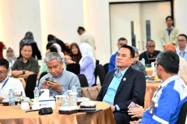 Ketua Dewan Perwakilan Rakyat Daerah (DPRD) Provinsi Sumatera Selatan (Sumsel), Andie Dinialdie, menjadi narasumber dalam acara Forum Manajemen Peran DPRD Sumsel Bagi BUMD dan BUMN yang diselenggarakan di Gedung Musi Diklat PT Pusri Palembang, pada hari Jum'at, tanggal 16 Mei 2025. (BEKISARMEDIA.ID/SIKUMBANG)