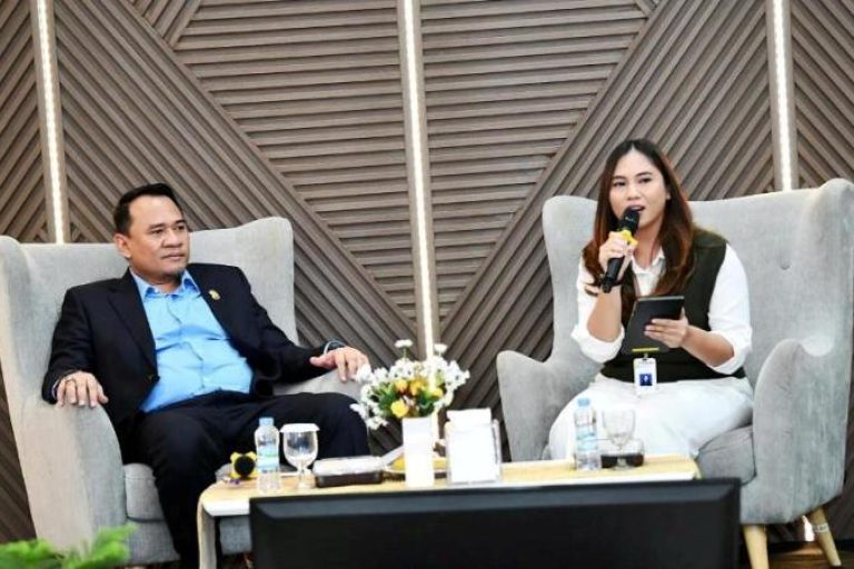 Ketua Dewan Perwakilan Rakyat Daerah (DPRD) Provinsi Sumatera Selatan (Sumsel), Andie Dinialdie, menjadi narasumber dalam acara Forum Manajemen Peran DPRD Sumsel Bagi BUMD dan BUMN yang diselenggarakan di Gedung Musi Diklat PT Pusri Palembang, pada hari Jum'at, tanggal 16 Mei 2025. (BEKISARMEDIA.ID/SIKUMBANG)