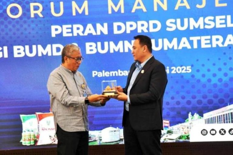 Ketua Dewan Perwakilan Rakyat Daerah (DPRD) Provinsi Sumatera Selatan (Sumsel), Andie Dinialdie, menjadi narasumber dalam acara Forum Manajemen Peran DPRD Sumsel Bagi BUMD dan BUMN yang diselenggarakan di Gedung Musi Diklat PT Pusri Palembang, pada hari Jum'at, tanggal 16 Mei 2025. (BEKISARMEDIA.ID/SIKUMBANG)