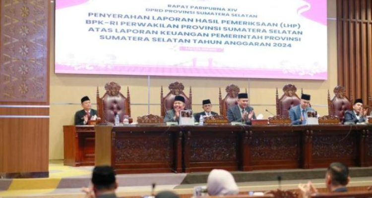 Ketua DPRD Sumsel, Andie Dinialdie, dan didampingi oleh para Wakil Ketua DPRD Sumsel, yakni Raden Gempita, Nopianto, serta Ilyas Panji Alam, memimpin Rapat Paripurna XIV dengan agenda Penyerahan Laporan Hasil Pemeriksaan (LHP) atas Laporan Keuangan Pemerintah Provinsi (Pemprov) Sumsel Tahun Anggaran 2024 (BEKISARMEDIA.ID/SIKUMBANG)