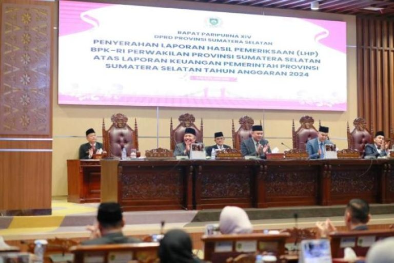 Ketua DPRD Sumsel, Andie Dinialdie, dan didampingi oleh para Wakil Ketua DPRD Sumsel, yakni Raden Gempita, Nopianto, serta Ilyas Panji Alam, memimpin Rapat Paripurna XIV dengan agenda Penyerahan Laporan Hasil Pemeriksaan (LHP) atas Laporan Keuangan Pemerintah Provinsi (Pemprov) Sumsel Tahun Anggaran 2024 (BEKISARMEDIA.ID/SIKUMBANG)