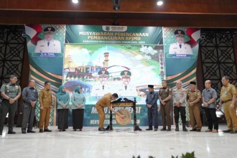 Bupati Muba, M. Toha, menghadiri Musyawarah Perencanaan Pembangunan (Musrenbang) Rencana Pembangunan Jangka Menengah Daerah (RPJMD) Tahun 2025–2029, di Opproom Pemkab Muba, hari Senin, tanggal 23 Juni 2025. (BEKISARMEDIA.ID/APRIZAL)