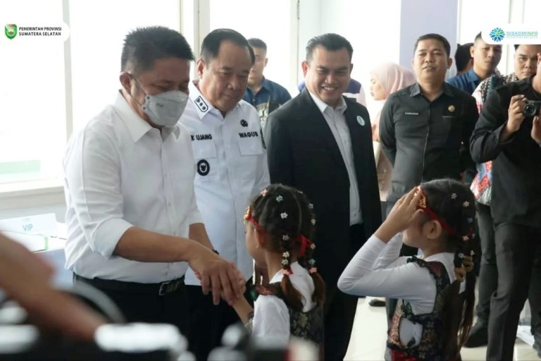 Gubernur Provinsi Sumatera Selatan, Herman Deru, menghadiri perayaan puncak Hari Ulang Tahun ke-7 RSUD Siti Fatimah yang digelar di Palembang, pada hari Kamis, tanggal 26 Juni 2025. (BEKISARMEDIA.ID/SIKUMBANG)