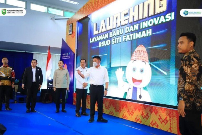 Gubernur Provinsi Sumatera Selatan, Herman Deru, menghadiri perayaan puncak Hari Ulang Tahun ke-7 RSUD Siti Fatimah yang digelar di Palembang, pada hari Kamis, tanggal 26 Juni 2025. (BEKISARMEDIA.ID/SIKUMBANG)