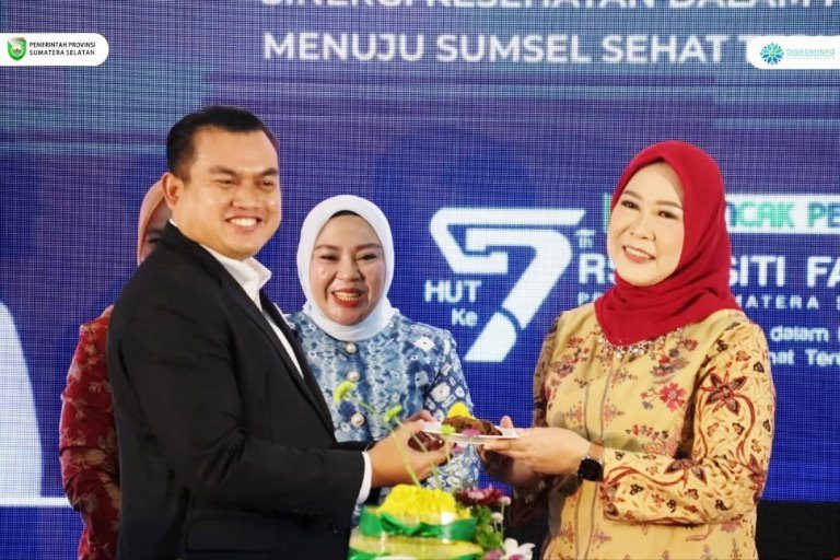 Gubernur Provinsi Sumatera Selatan, Herman Deru, menghadiri perayaan puncak Hari Ulang Tahun ke-7 RSUD Siti Fatimah yang digelar di Palembang, pada hari Kamis, tanggal 26 Juni 2025. (BEKISARMEDIA.ID/SIKUMBANG)