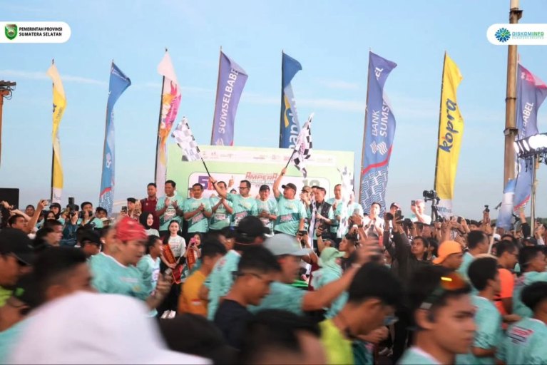 Gubernur Provinsi Sumatera Selatan (Sumsel), Herman Deru, bersama Wakil Menteri Dalam Negeri (Wamendagri) Republik Indonesia, Bima Arya, memimpin langsung pelepasan pada Event Ampera Tourism Run 2025 yang berlangsung di Jembatan Ampera, hari Minggu, tanggal 16 Juni 2025. (BEKISARMEDIA.ID/SIKUMBANG)