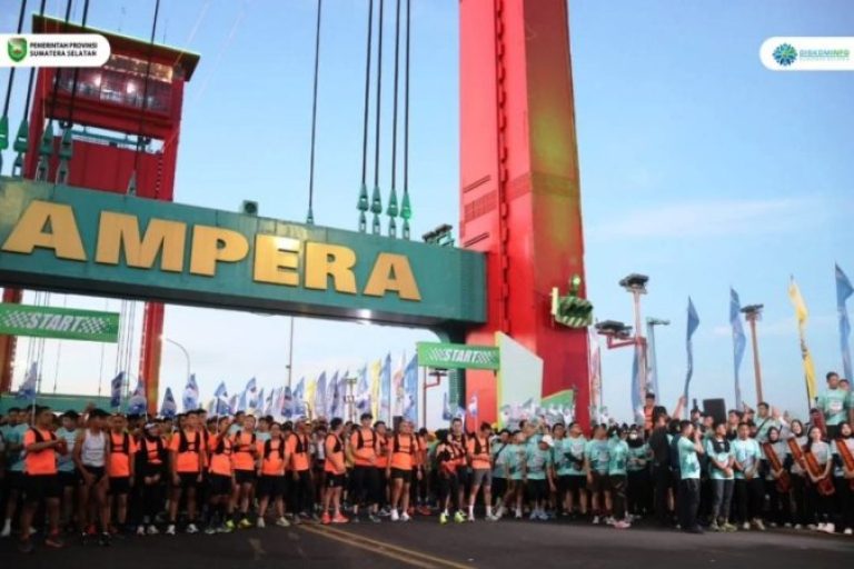 Peserta Event Ampera Tourism Run 2025 yang berlangsung di Jembatan Ampera, pada hari Minggu, tanggal 16 Juni 2025. (BEKISARMEDIA.ID/SIKUMBANG)