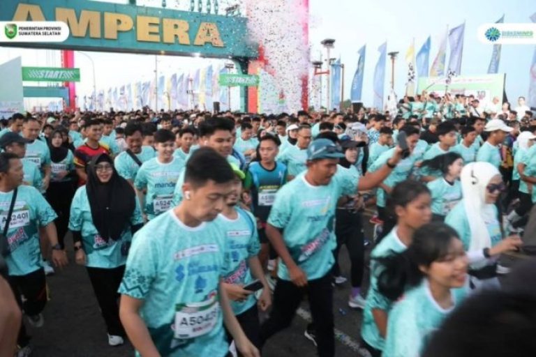 Ribuan warga mengikuti Event Ampera Tourism Run 2025 yang berlangsung di Jembatan Ampera, pada hari Minggu, tanggal 16 Juni 2025. (BEKISARMEDIA.ID/SIKUMBANG)
