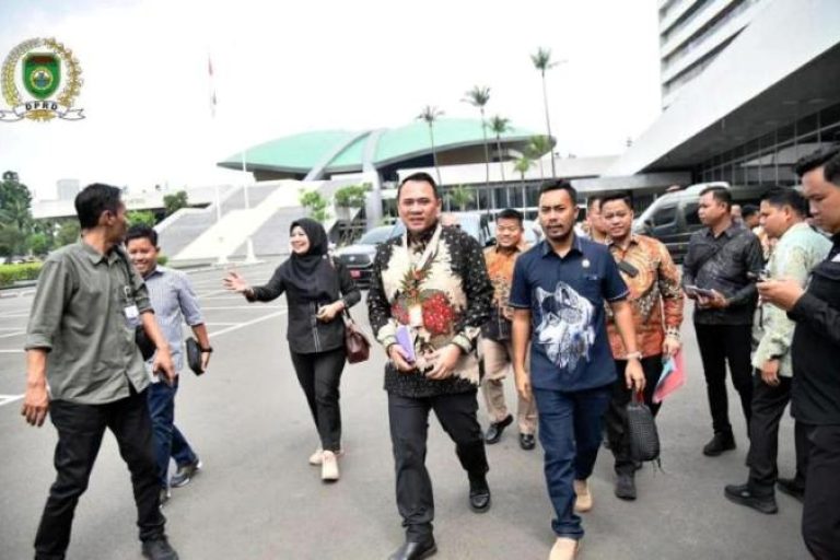 Ketua didampingi anggota Dewan Perwakilan Rakyat Daerah (DPRD) Provinsi Sumatera Selatan (Sumsel) menghadiri kegiatan Dialog Sarasehan dengan tema Memperkokoh Ideologi Pancasila, Tantangan Geopolitik Dunia, dan Peluang Menuju Indonesia Raya, di Gedung DPR/MPR Republik Indonesia, Jakarta, pada hari Rabu, tanggal 21 Mei 2025. (BEKISARMEDIA.ID/SIKUMBANG)