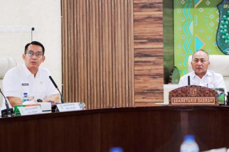 Sekretaris Daerah (Sekda) Muba, H. Apriyadi Mahmud, yang memimpin rapat persiapan Kepanitiaan pelaksanaan Porprov (Pekan Olahraga Provinsi) dan Peparprov (Pekan Paralympic Provinsi) Sumatera Selatan (Sumsel) tahun 2025 di Ruang Rapat Serasan Sekate, pada hari Rabu, tanggal 4 Juni 2025. (BEKISARMEDIA.ID/APRIZAL)