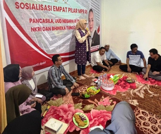 Hj. Eva Susanti melakukan sosialisasi Empat Pilar MPR RI di kediaman Ketua Komunitas Emak-Emak SSB PSS di Kota Palembang. (BEKISARMEDIA.ID/SIKUMBANG)