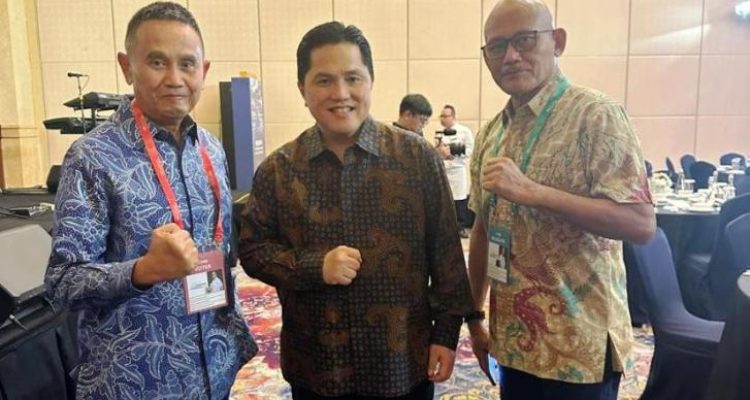 Ketua Asprov PSSI Sumsel, Ucok Hidayat, dan Sekretaris PSSI Sumsel, Syahril Musa, bersama Ketua Umum PSSI. (foto : dokumen pribadi)