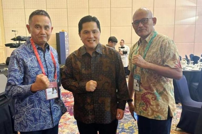 Ketua Asprov PSSI Sumsel, Ucok Hidayat, dan Sekretaris PSSI Sumsel, Syahril Musa, bersama Ketua Umum PSSI. (foto : dokumen pribadi)