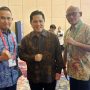 Ketua Asprov PSSI Sumsel, Ucok Hidayat, dan Sekretaris PSSI Sumsel, Syahril Musa, bersama Ketua Umum PSSI. (foto : dokumen pribadi)