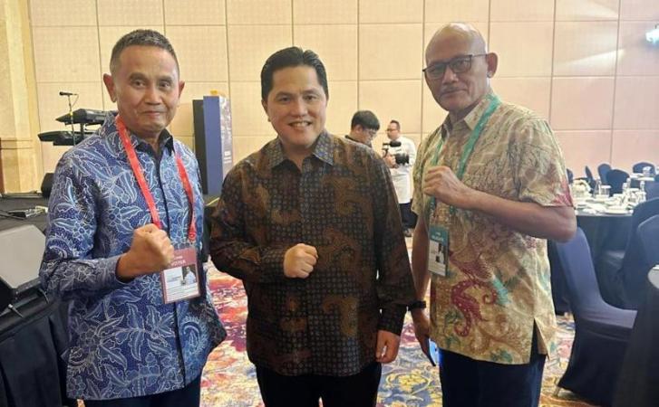Ketua Asprov PSSI Sumsel, Ucok Hidayat, dan Sekretaris PSSI Sumsel, Syahril Musa, bersama Ketua Umum PSSI. (foto : dokumen pribadi)