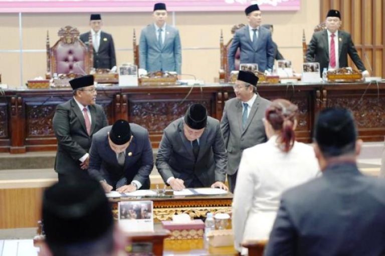 Ketua DPRD Sumsel, Andie Dinialdie, dan didampingi oleh para Wakil Ketua DPRD Sumsel, yakni Raden Gempita, Nopianto, serta Ilyas Panji Alam, memimpin Rapat Paripurna XIV dengan agenda Penyerahan Laporan Hasil Pemeriksaan (LHP) atas Laporan Keuangan Pemerintah Provinsi (Pemprov) Sumsel Tahun Anggaran 2024 (BEKISARMEDIA.ID/SIKUMBANG)