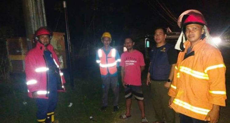 tim Pemadam Kebakaran (Damkar) bersama tim PLN Kabupaten Musi Banyuasin (Muba) setelah berhasil memadamkan api yang timbul dikarenakan terbakarnya gardu listrik di Kelurahan Serasan Jaya. (BEKISARMEDIA.ID/APRIZAL)