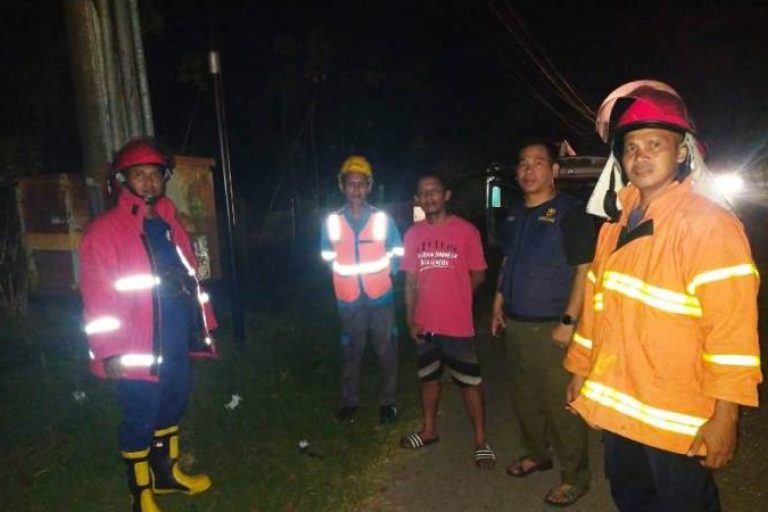 tim Pemadam Kebakaran (Damkar) bersama tim PLN Kabupaten Musi Banyuasin (Muba) setelah berhasil memadamkan api yang timbul dikarenakan terbakarnya gardu listrik di Kelurahan Serasan Jaya. (BEKISARMEDIA.ID/APRIZAL)