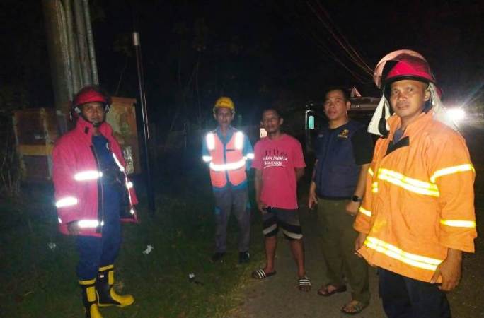 tim Pemadam Kebakaran (Damkar) bersama tim PLN Kabupaten Musi Banyuasin (Muba) setelah berhasil memadamkan api yang timbul dikarenakan terbakarnya gardu listrik di Kelurahan Serasan Jaya. (BEKISARMEDIA.ID/APRIZAL)