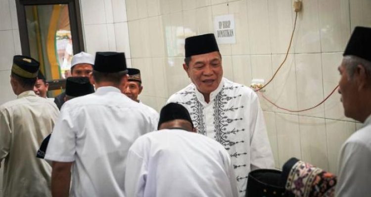 Bupati Muba, M. Toha, bersalaman dengan warga, usai melaksanakan Sholat Idul Adha bersama di Desa Sungai Angit, pada hari Jum'at, tanggal 6 Juni 2025. (BEKISARMEDIA.ID/SIKUMBANG)